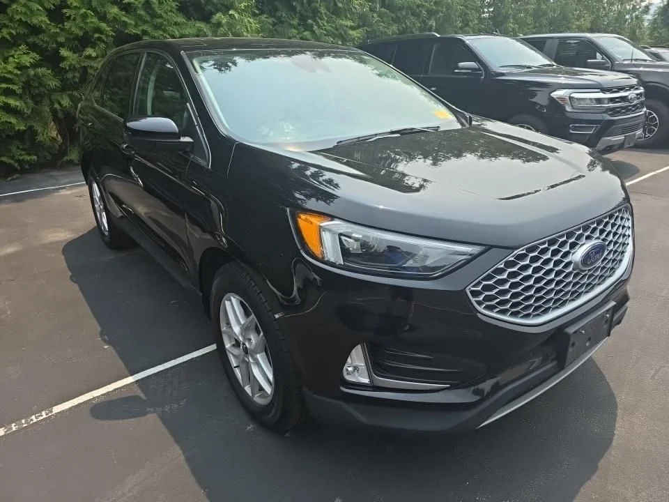 Used 2023 Black Ford SEL image 1