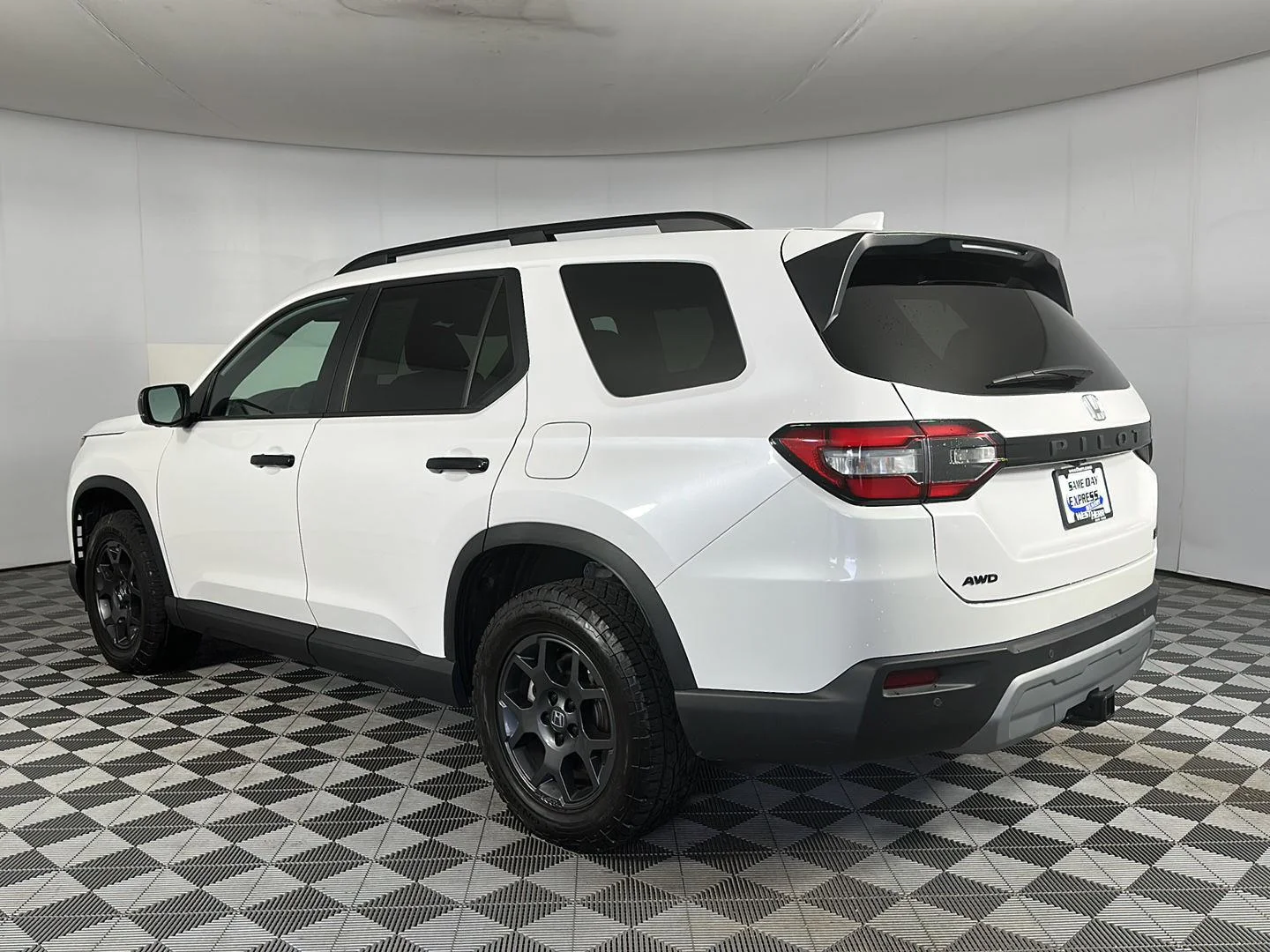 Used 2025 Platinum White Pearl Honda TrailSport image 26