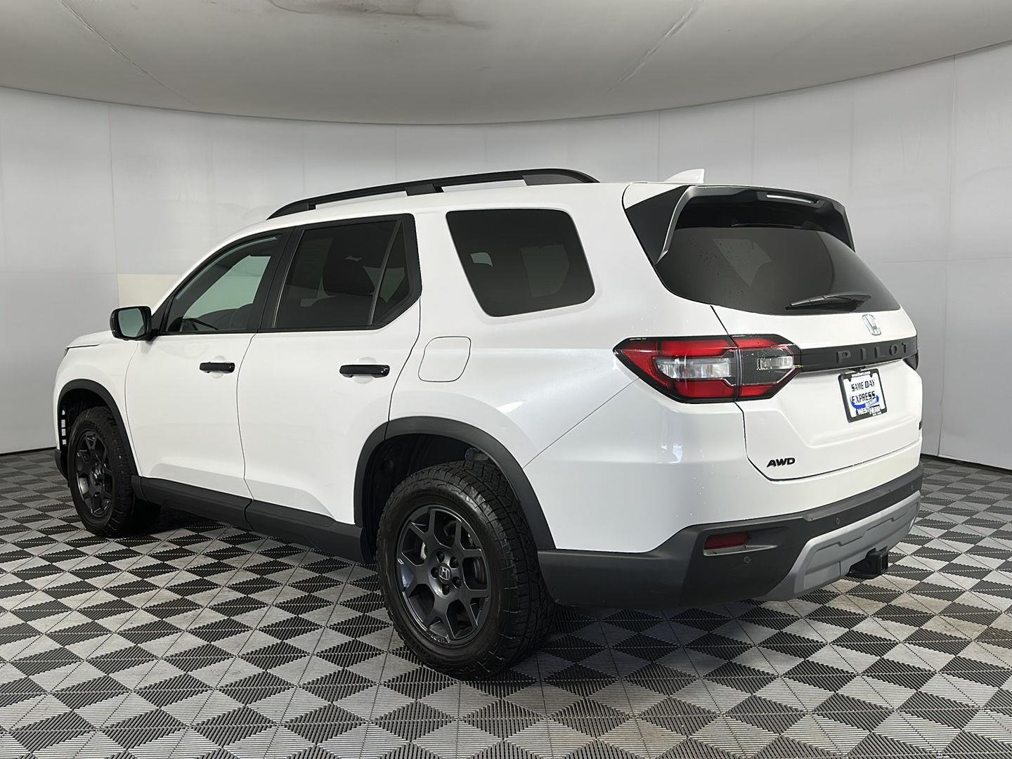 Used 2025 Platinum White Pearl Honda TrailSport image 26