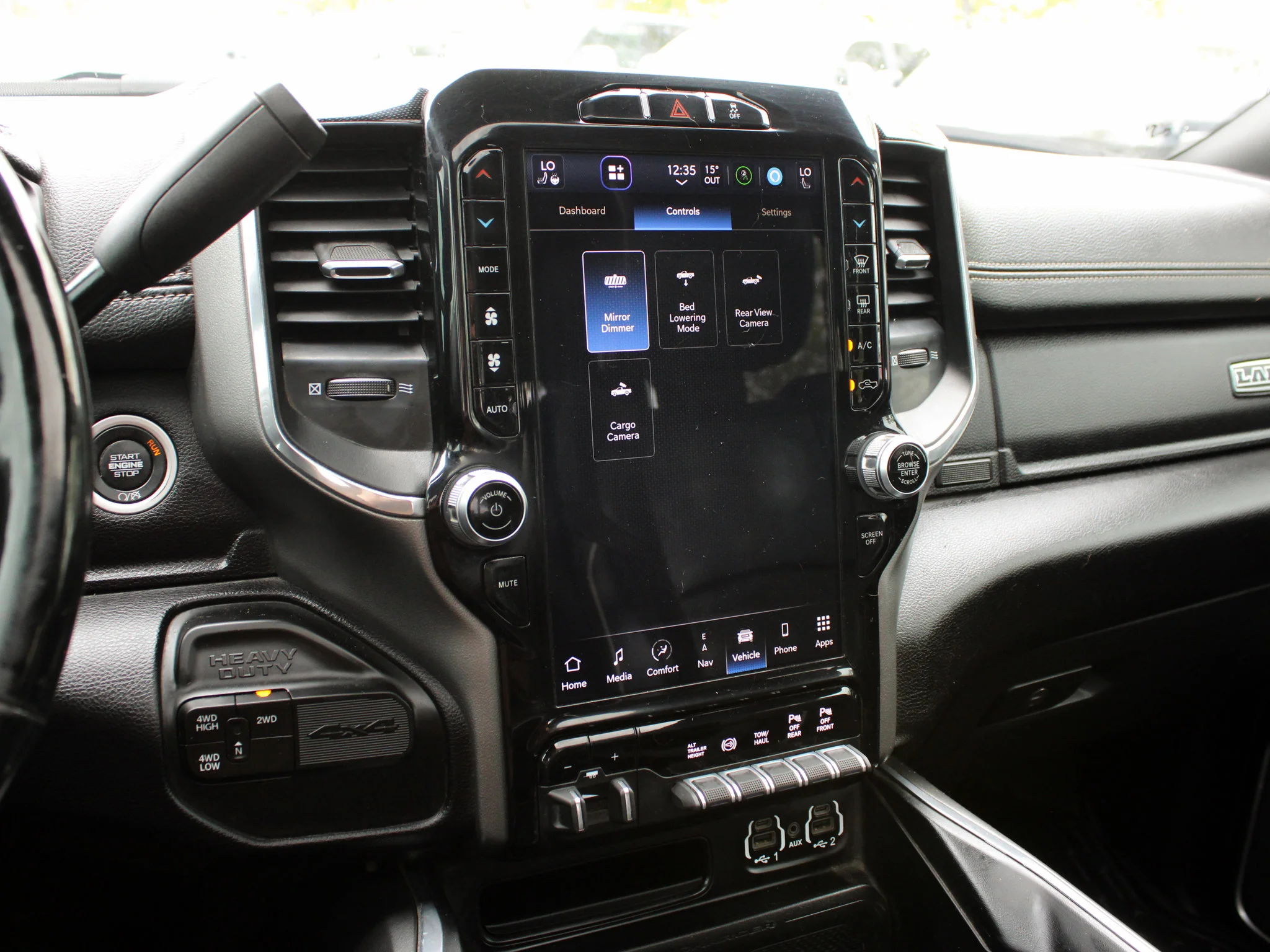 Certified Used 2023 Black RAM Laramie * One Owner | 5th Wheel & Gooseneck | Rear Air Suspension | Diesel | Apple CarPlay | Sunroof image 24