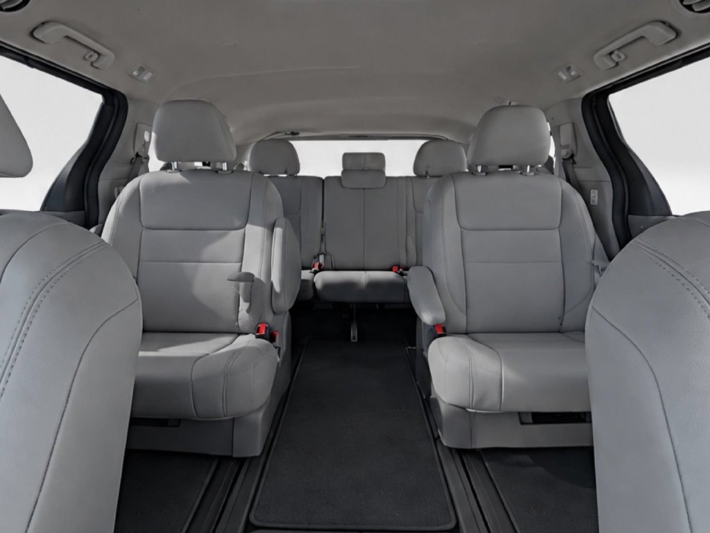 Used 2020 Beige Toyota XLE Premium image 17
