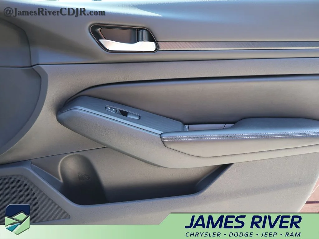 Used 2025 Red Nissan 2.5 SV image 8