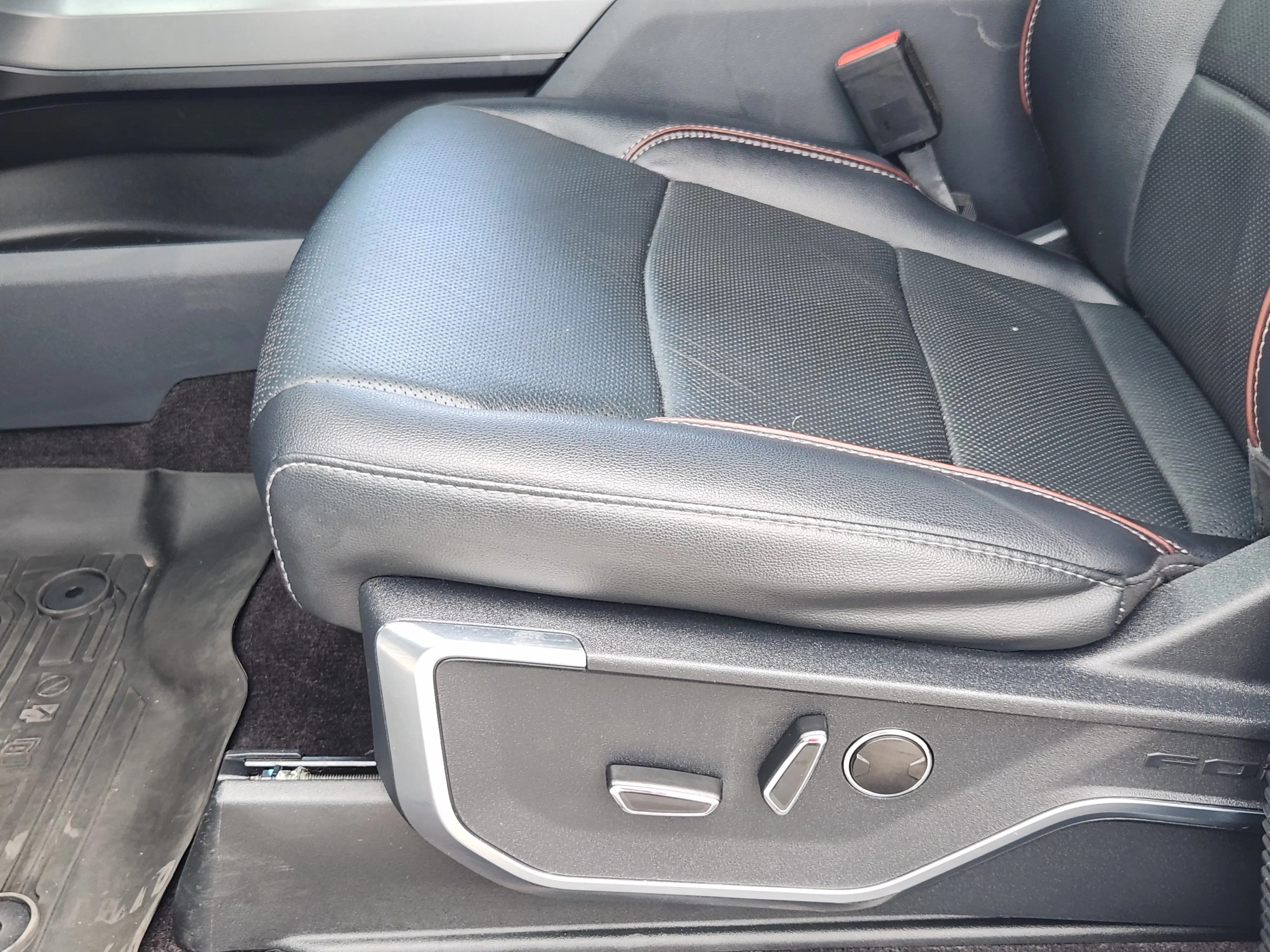 Used 2021  Ford Lariat image 24