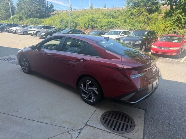 Used 2025 Red Hyundai SEL Convenience image 4