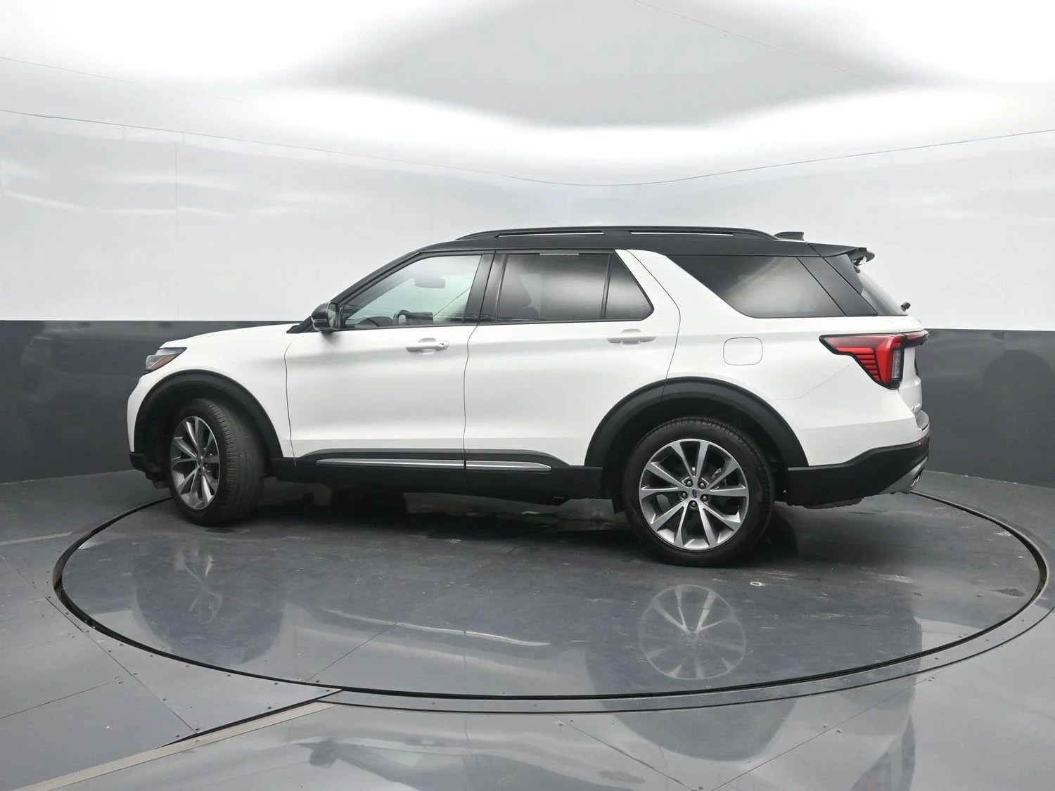Used 2025 Star White Metallic Tri-Coat FORD Platinum image 44