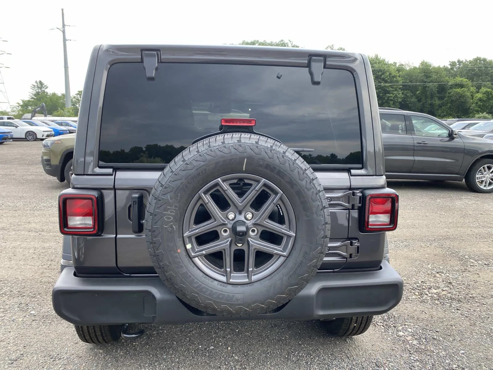 New 2026 Granite Crystal Metallic Clear-Coat Exterior Paint Jeep Sport S image 4
