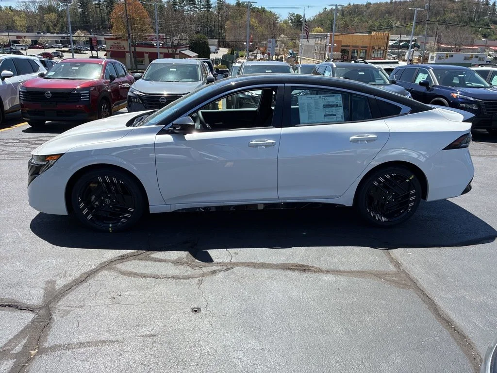 New 2026 Aspen White TriCoat / Super Black Two-tone Nissan SR image 4