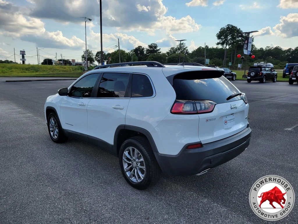 Used 2022 White Jeep Latitude Lux image 4