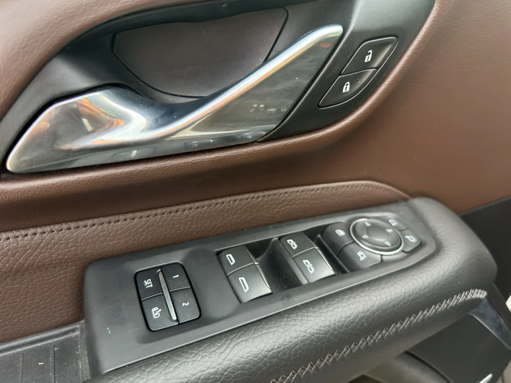 Used 2021 White Frost Tricoat GMC Denali image 12