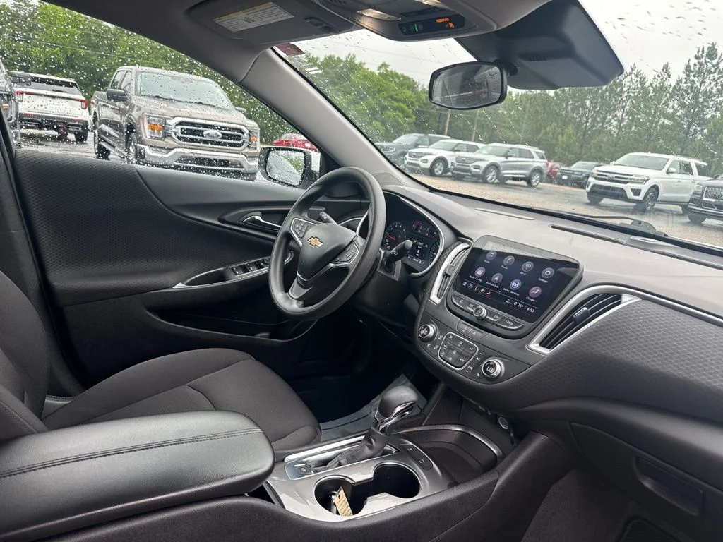 Used 2025 White Chevrolet LT image 10