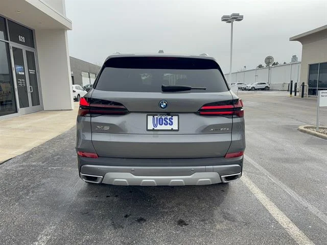 New 2026 Skyscraper Grey Metallic BMW xDrive50e image 4