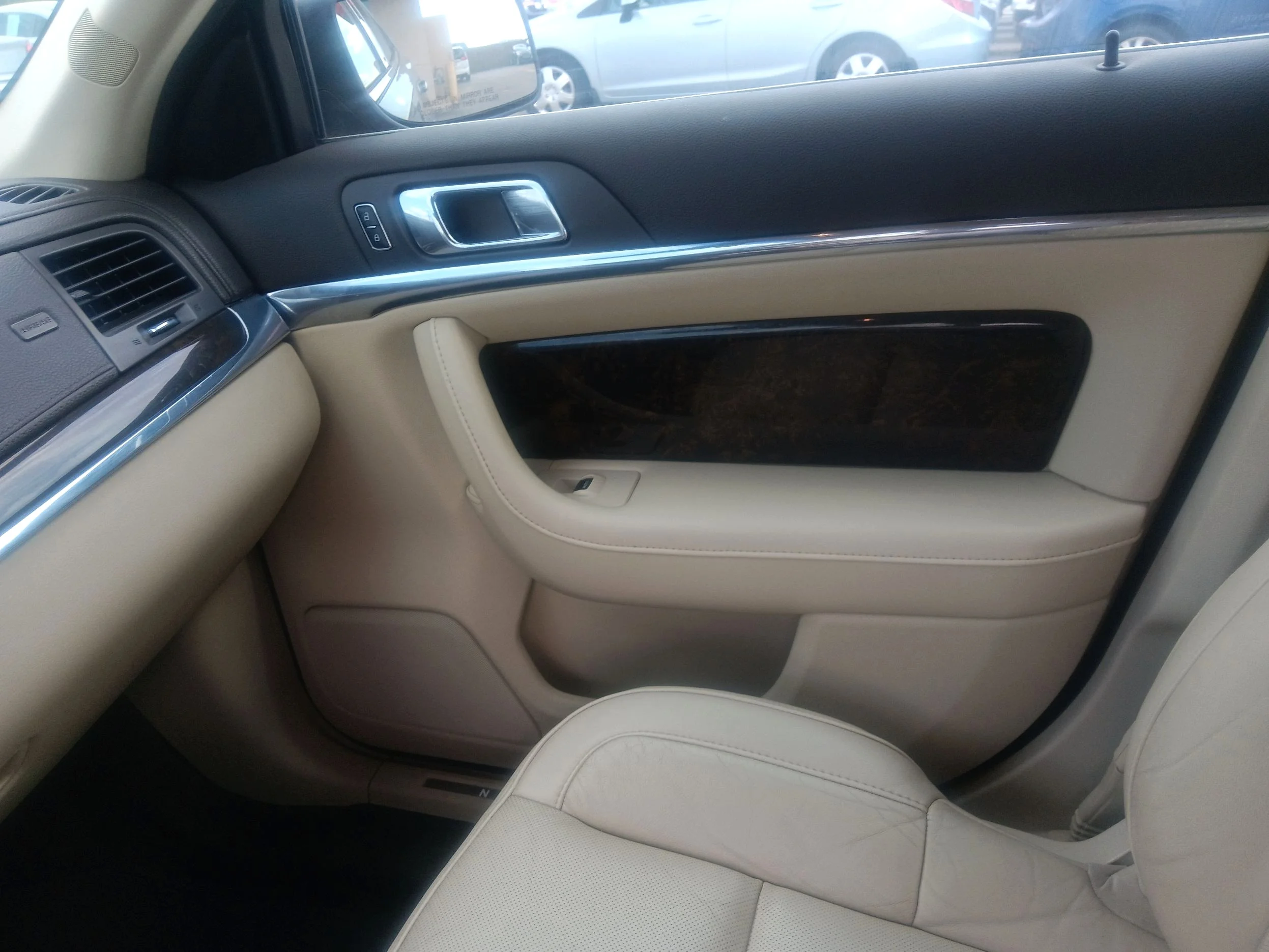 Used 2014 Black Lincoln base image 19
