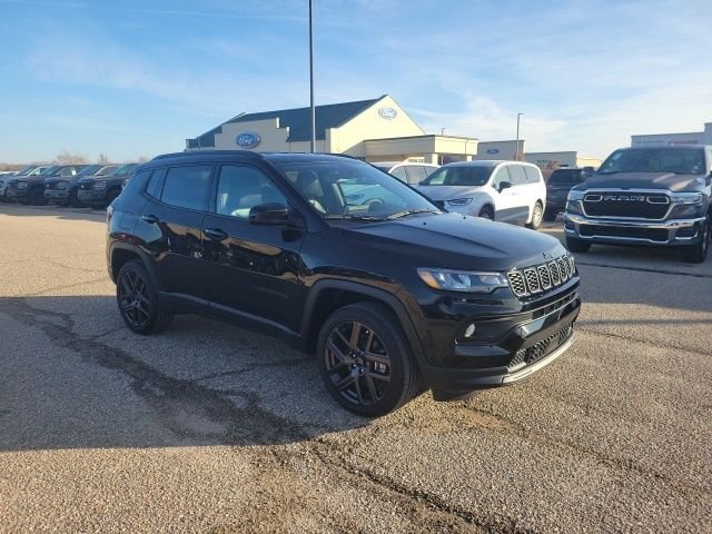 New 2026 Diamond Black Crystal Pearlcoat Jeep Latitude image 18