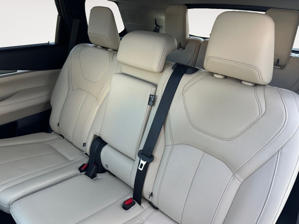 Used 2023 White INFINITI LUXE image 13
