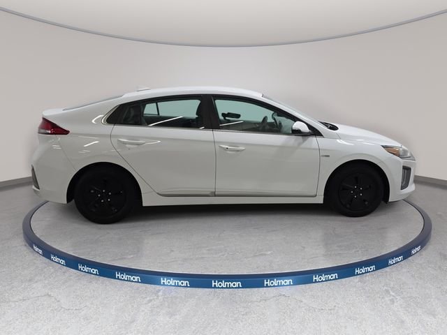 Used 2020 White Hyundai SE image 5