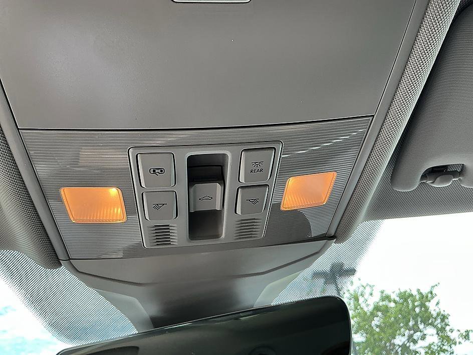 Used 2025 Platinum Gray Metallic Volkswagen SEL image 18