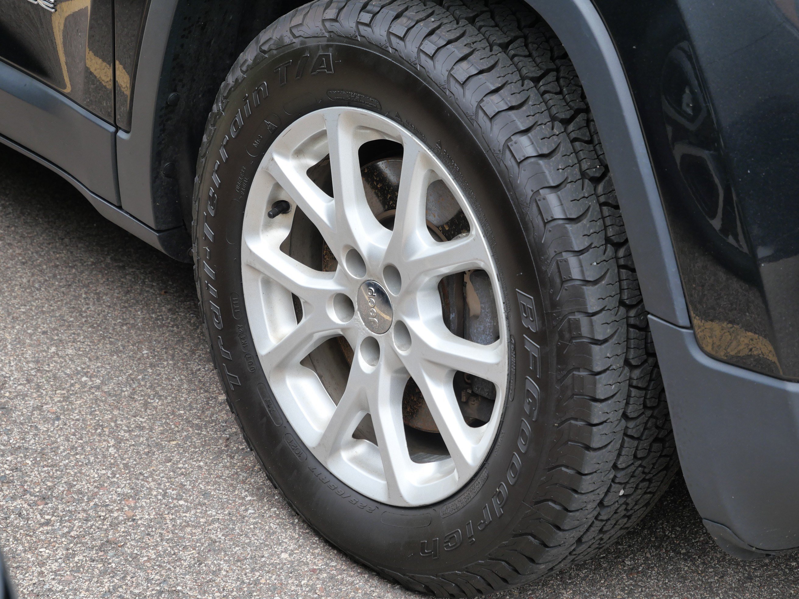 Used 2016 Brilliant Black Crystal Pearlcoat Jeep Latitude image 3