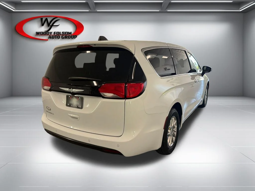 New 2027 Bright White Clear-Coat Paint Chrysler LX image 6