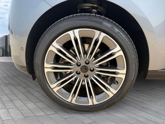 New 2026 Eiger Grey Land Rover SE image 9