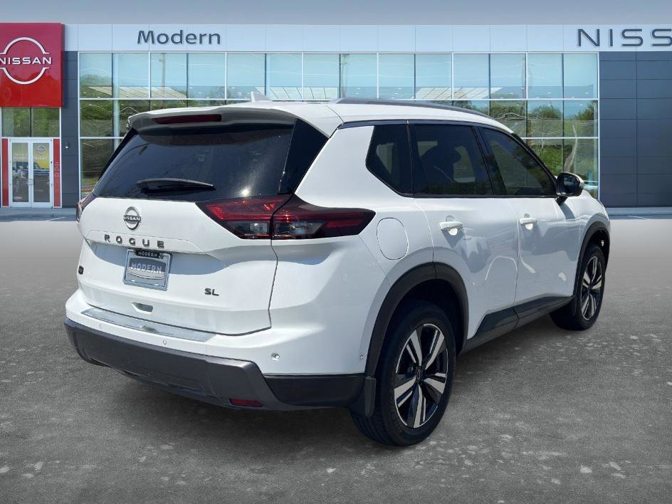 Used 2025 Everest White Pearl Nissan SL image 5