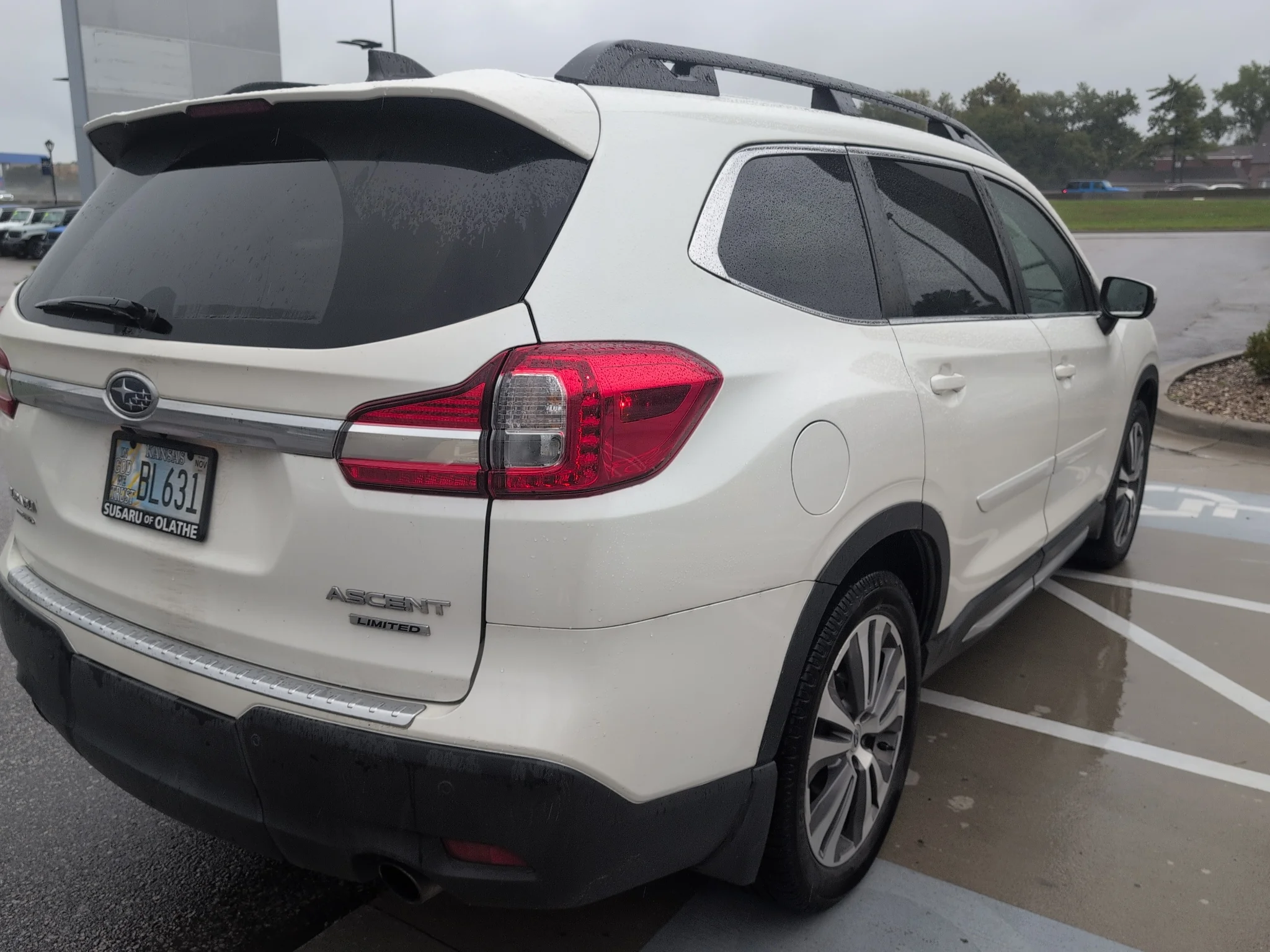 Used 2020 Crystal White Pearl Subaru Limited image 3