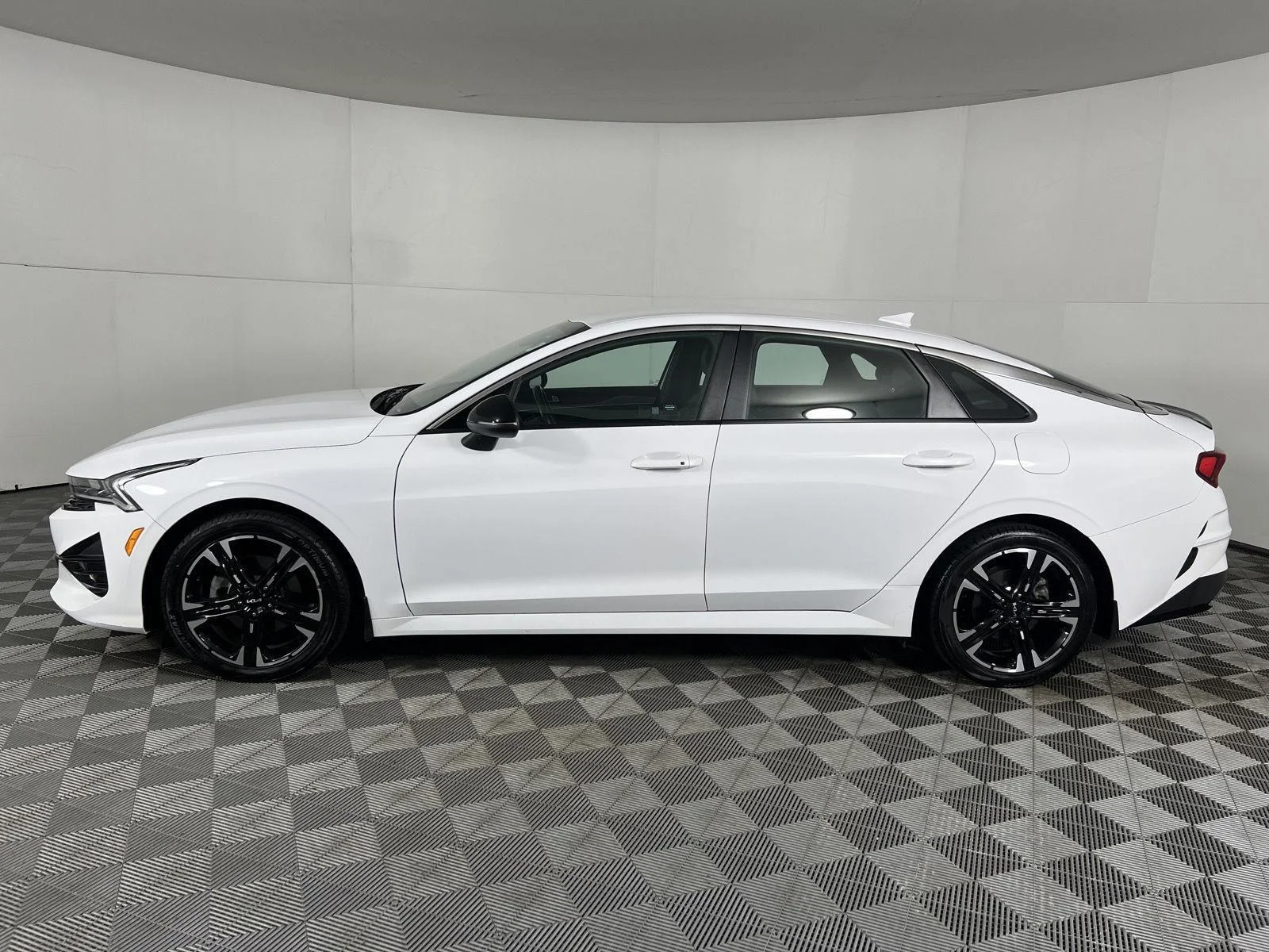 Used 2024 Glacial White Pearl Kia GT-Line image 5