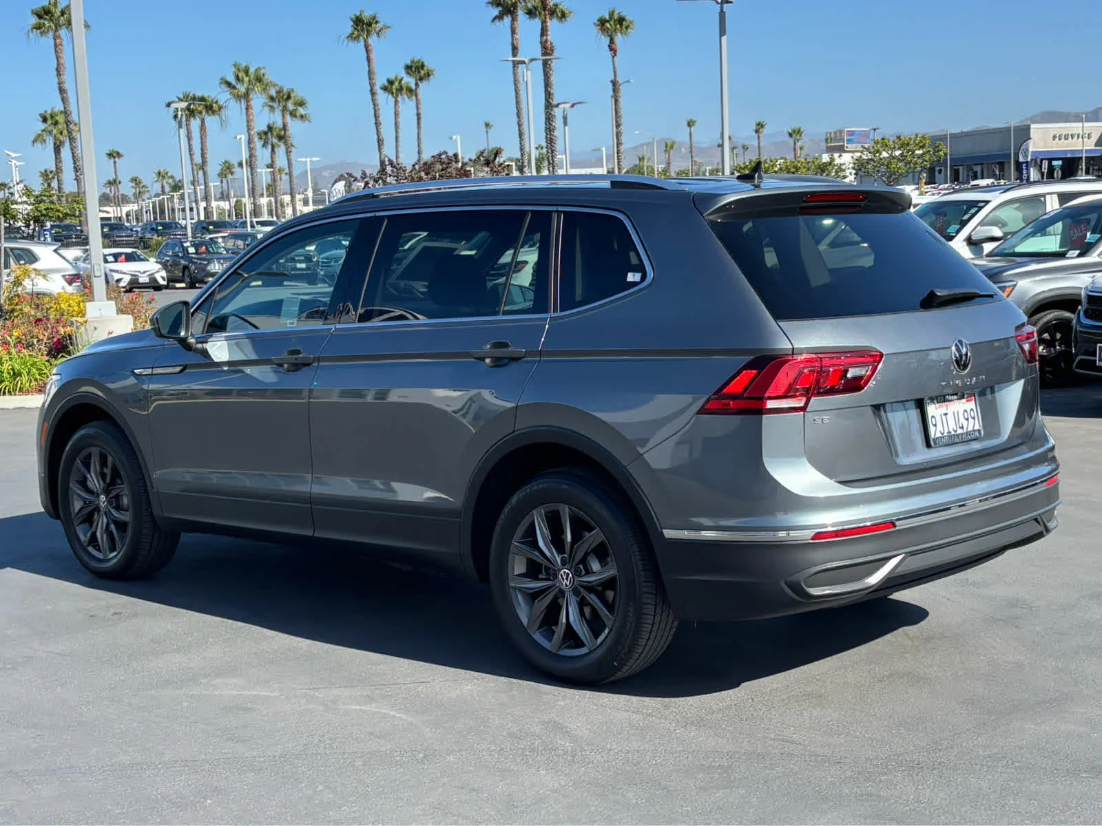 Used 2023 Platinum Gray Metallic Volkswagen SE image 5