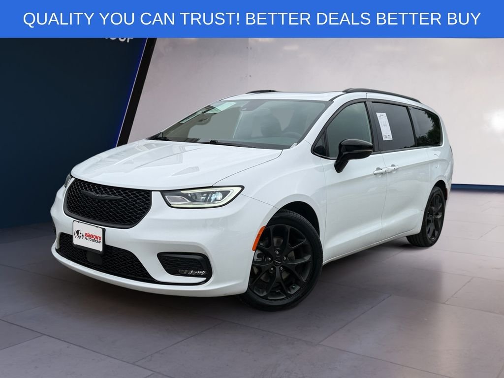 Used 2025 White Chrysler Limited image 1