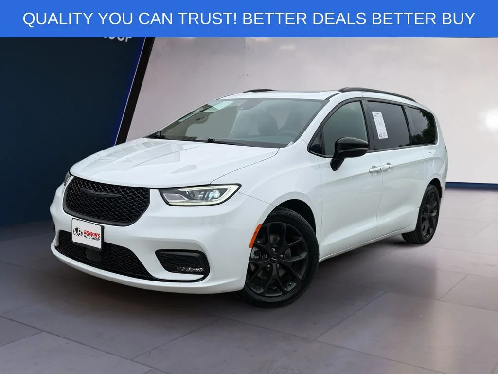 Used 2025 White Chrysler Limited image 1