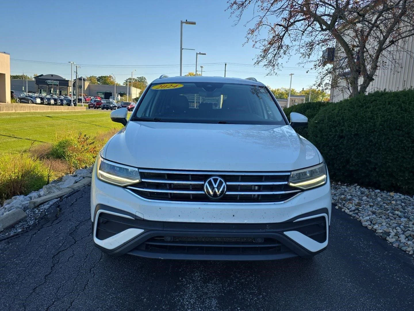Used 2024 Pure White Volkswagen SE image 2