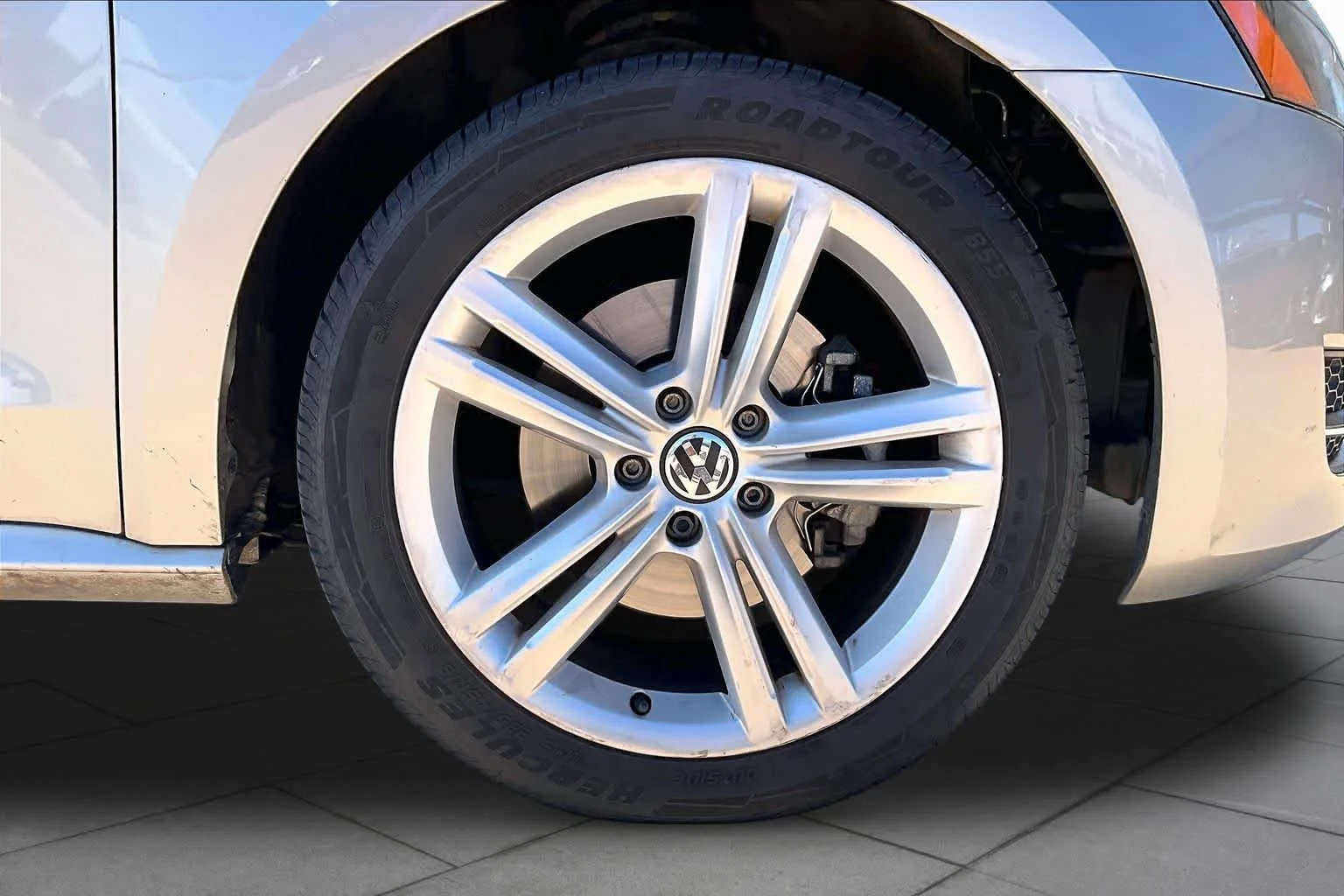 Used 2014 Platinum Gray Metallic Volkswagen SE image 10