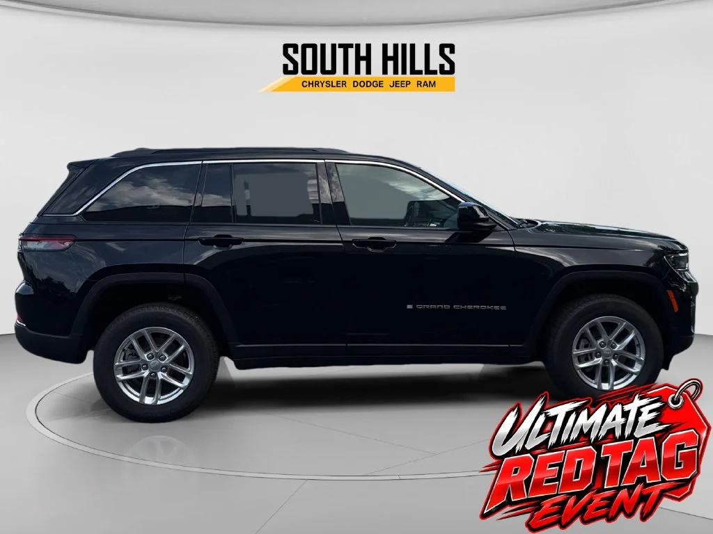 New 2026 Diamond Black Crystal Pearl-Coat Exterior Paint Jeep Laredo image 6