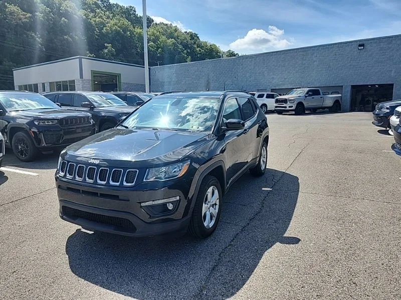 Used 2019 Black Jeep Latitude image 3
