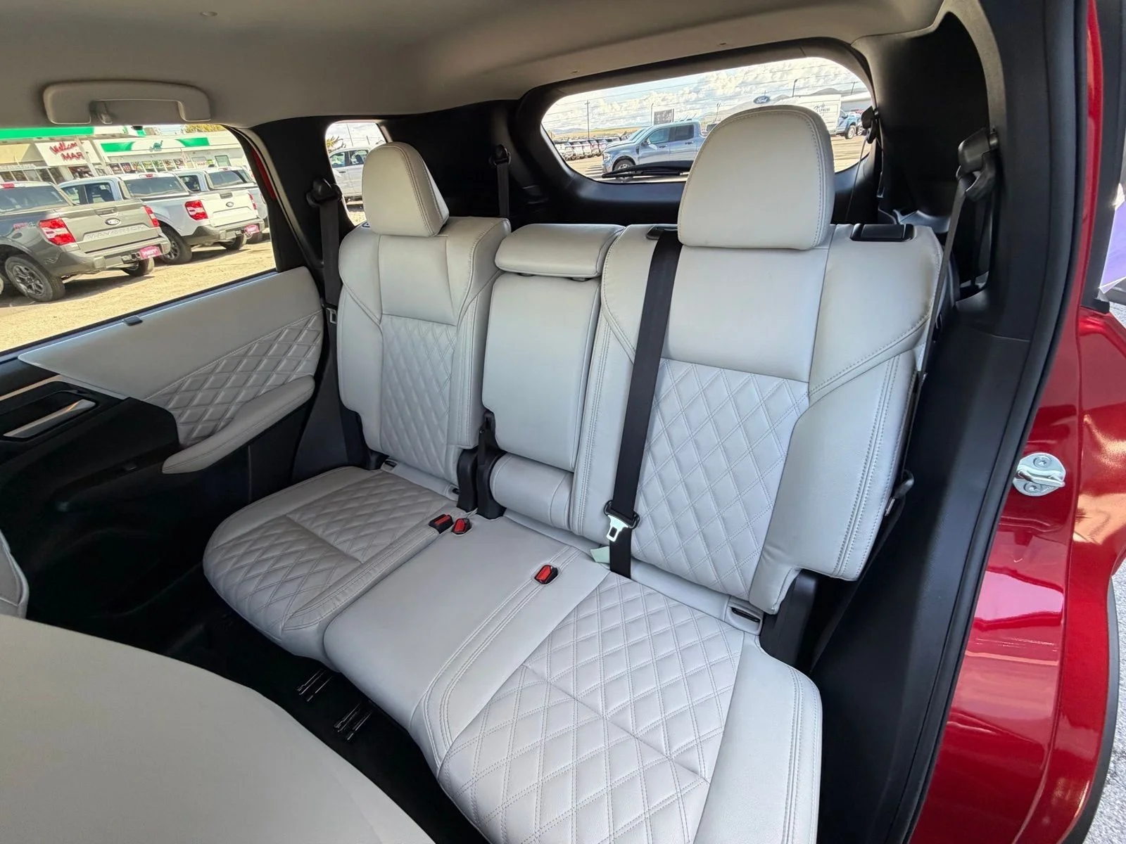 Used 2024 Silver Mitsubishi SEL image 21