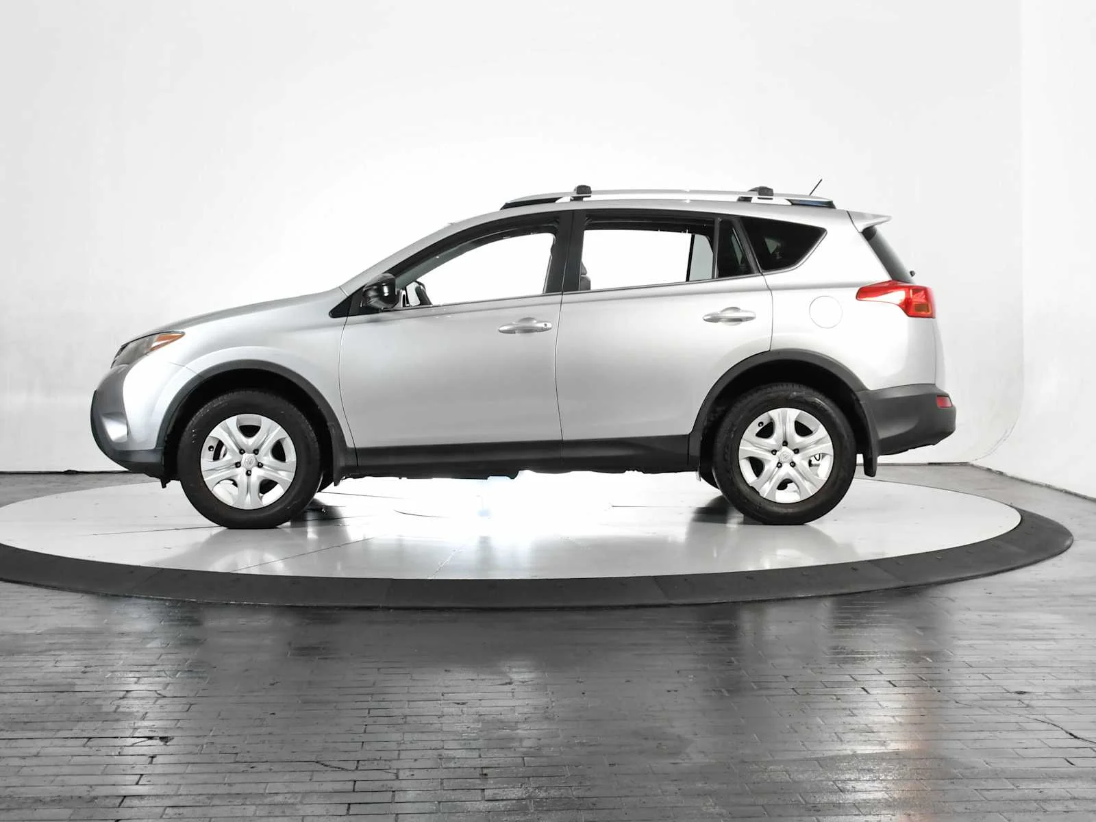 Used 2015 Classic Silver Metallic Toyota LE image 2