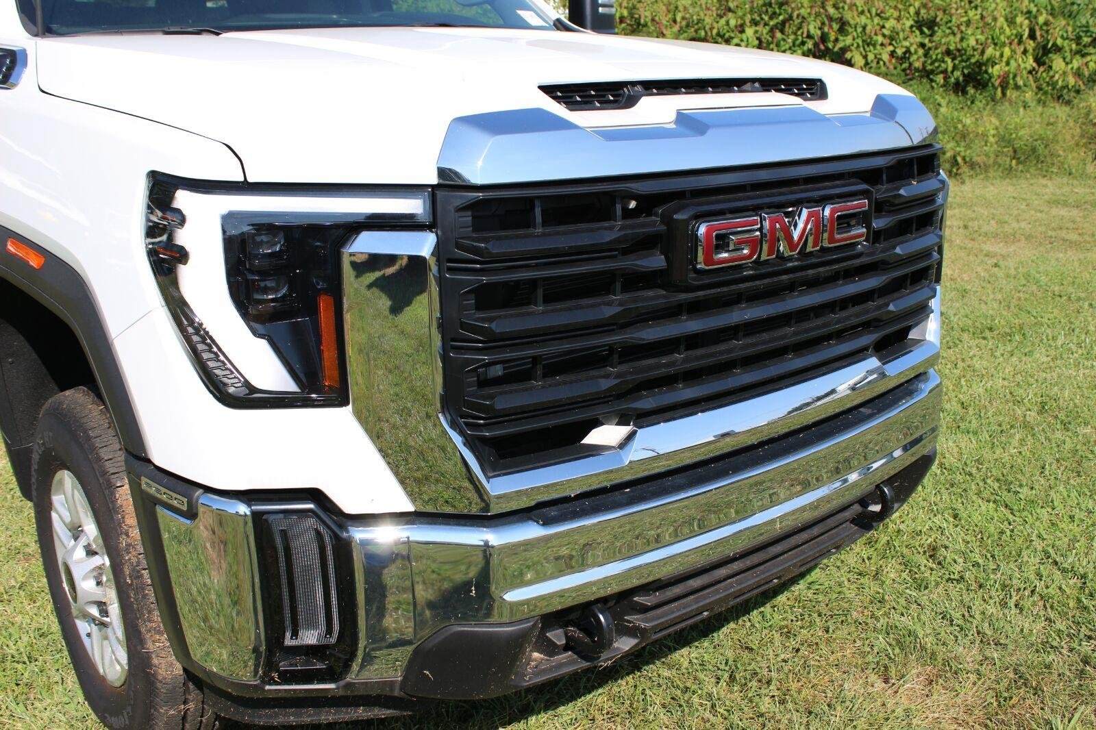 New 2026 Summit White GMC Pro image 8