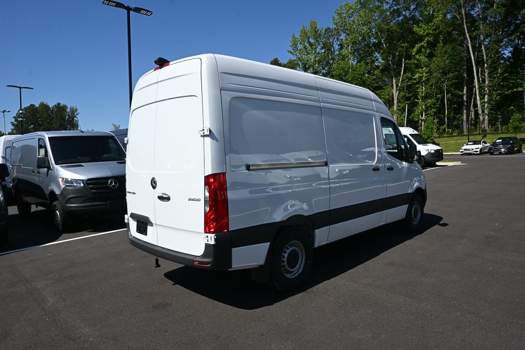 Used 2025 Arctic+White Mercedes-Benz Cargo 144 WB image 25