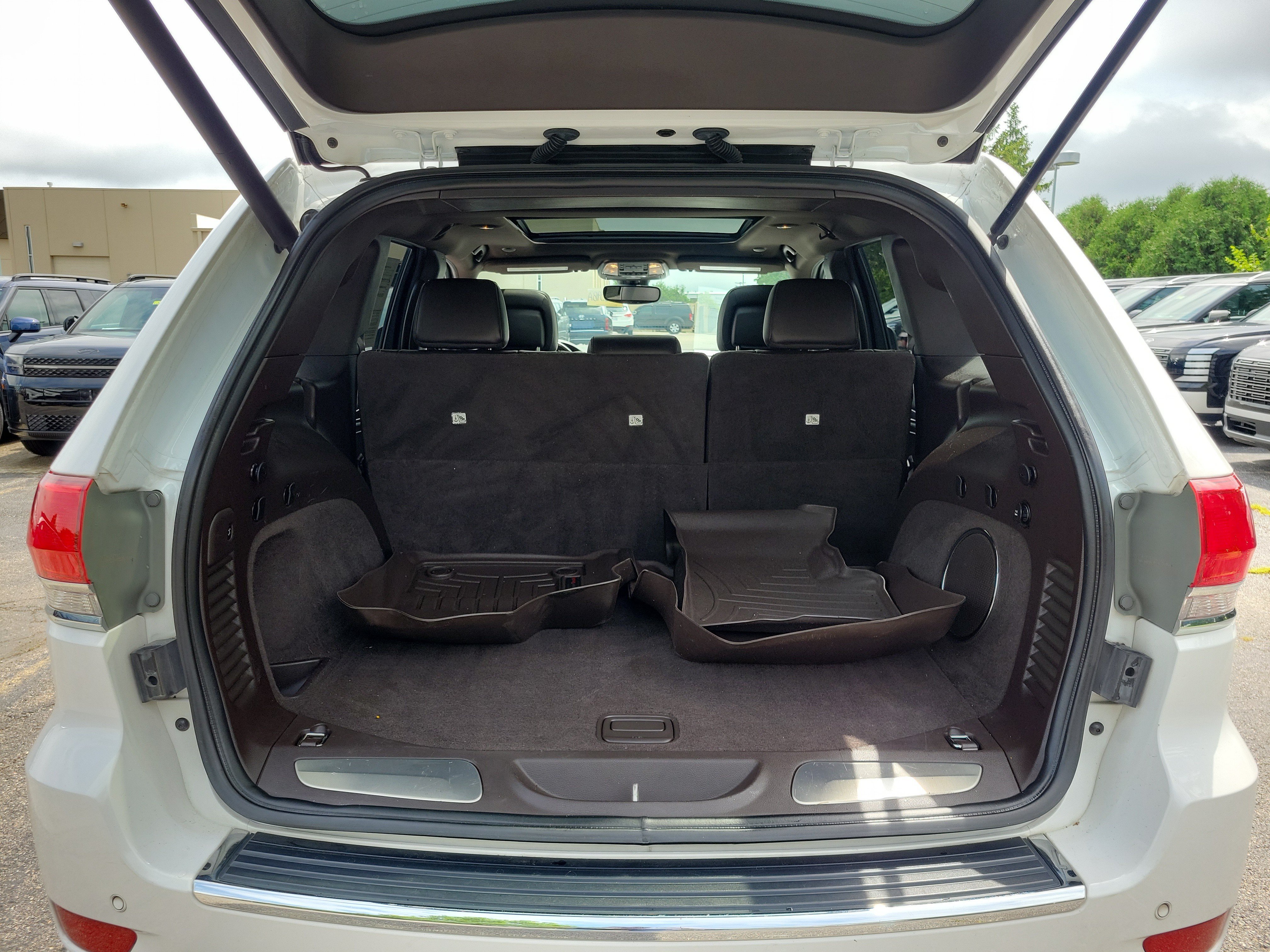 Used 2018 Ivory 3-Coat Jeep Overland image 8