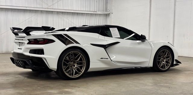 Used 2025 White Chevrolet Z06 image 7