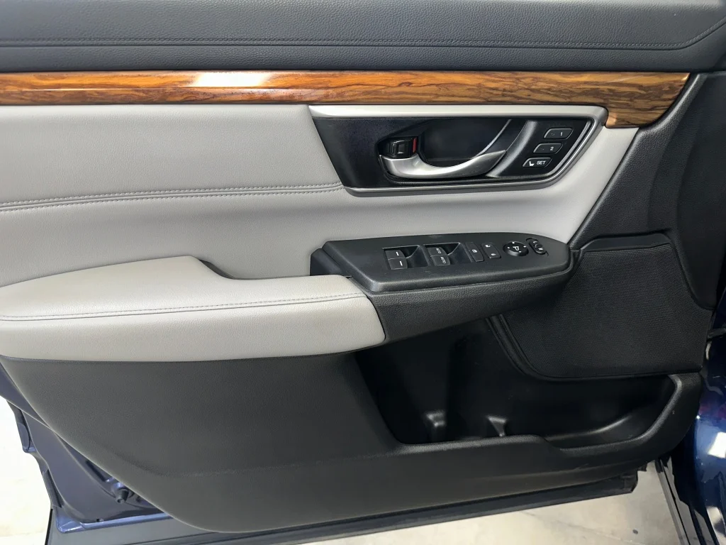 Used 2018 Obsidian Blue Pearl Honda EX-L image 8