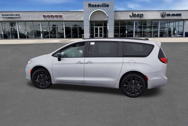 New 2026 Silver Mist Clear-Coat Exterior Paint Chrysler Limited image 6