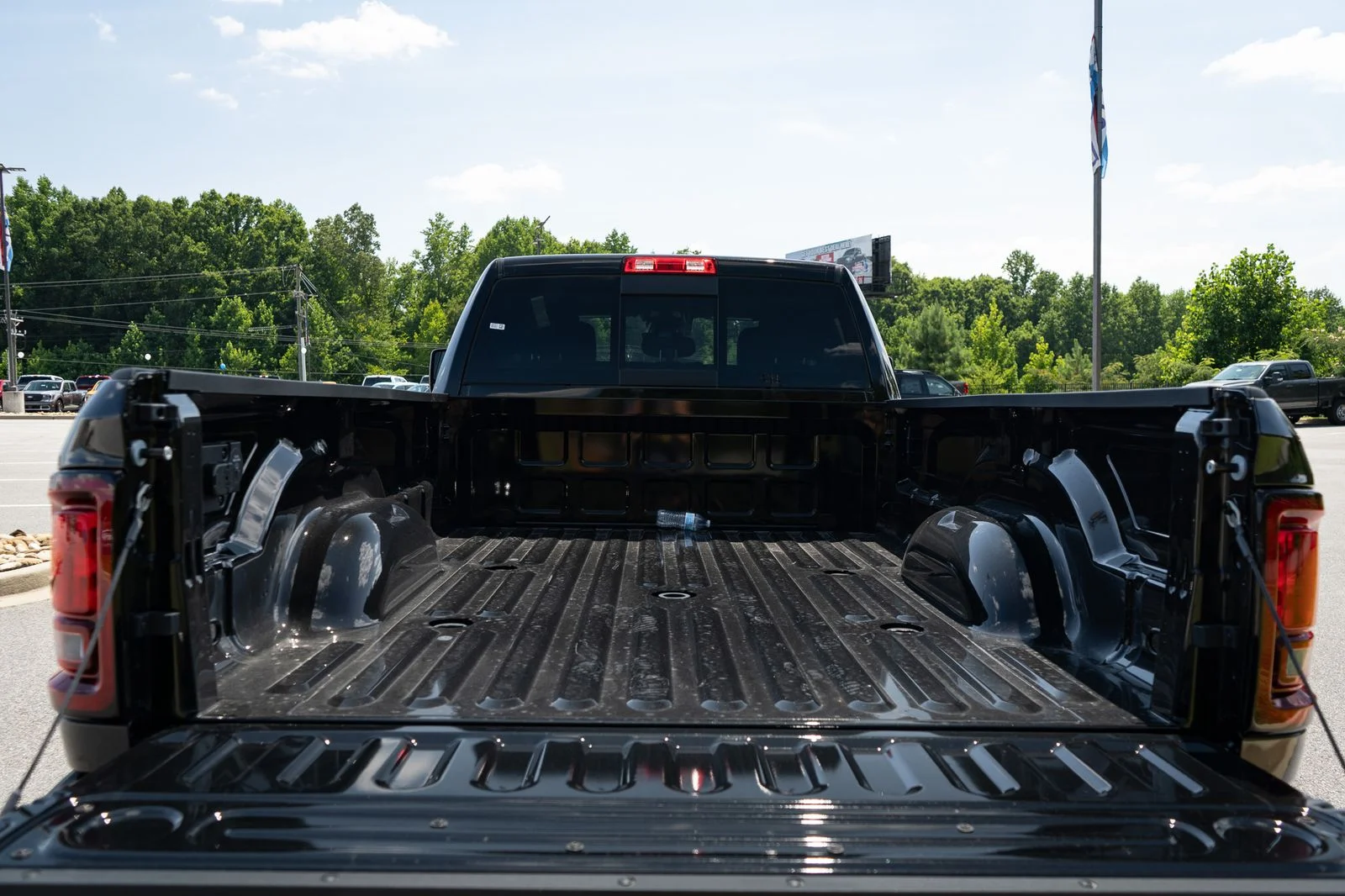 New 2026 Diamond Black Crystal Pearl-Coat Exterior Paint RAM Tradesman image 9