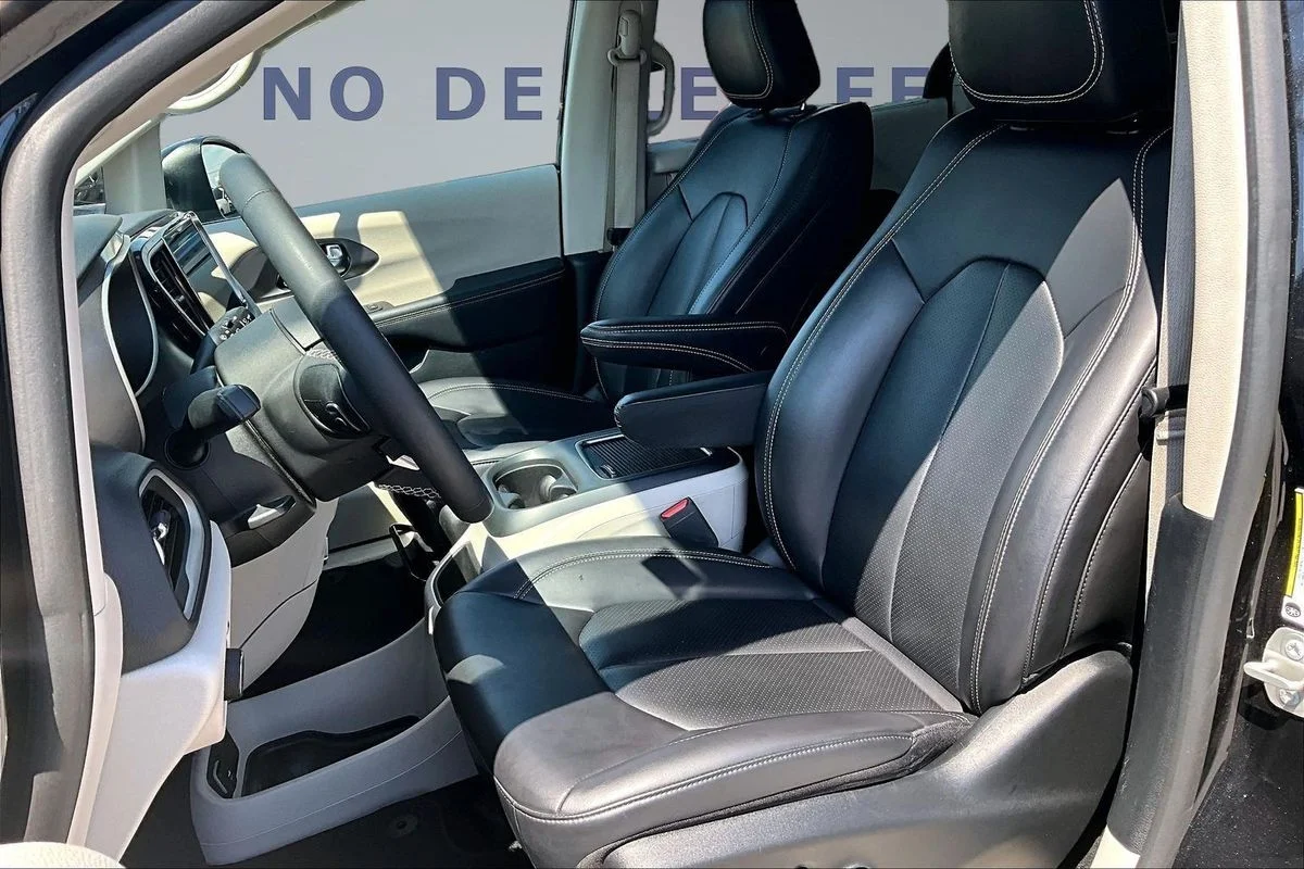 Used 2023 Black Chrysler Touring L image 21