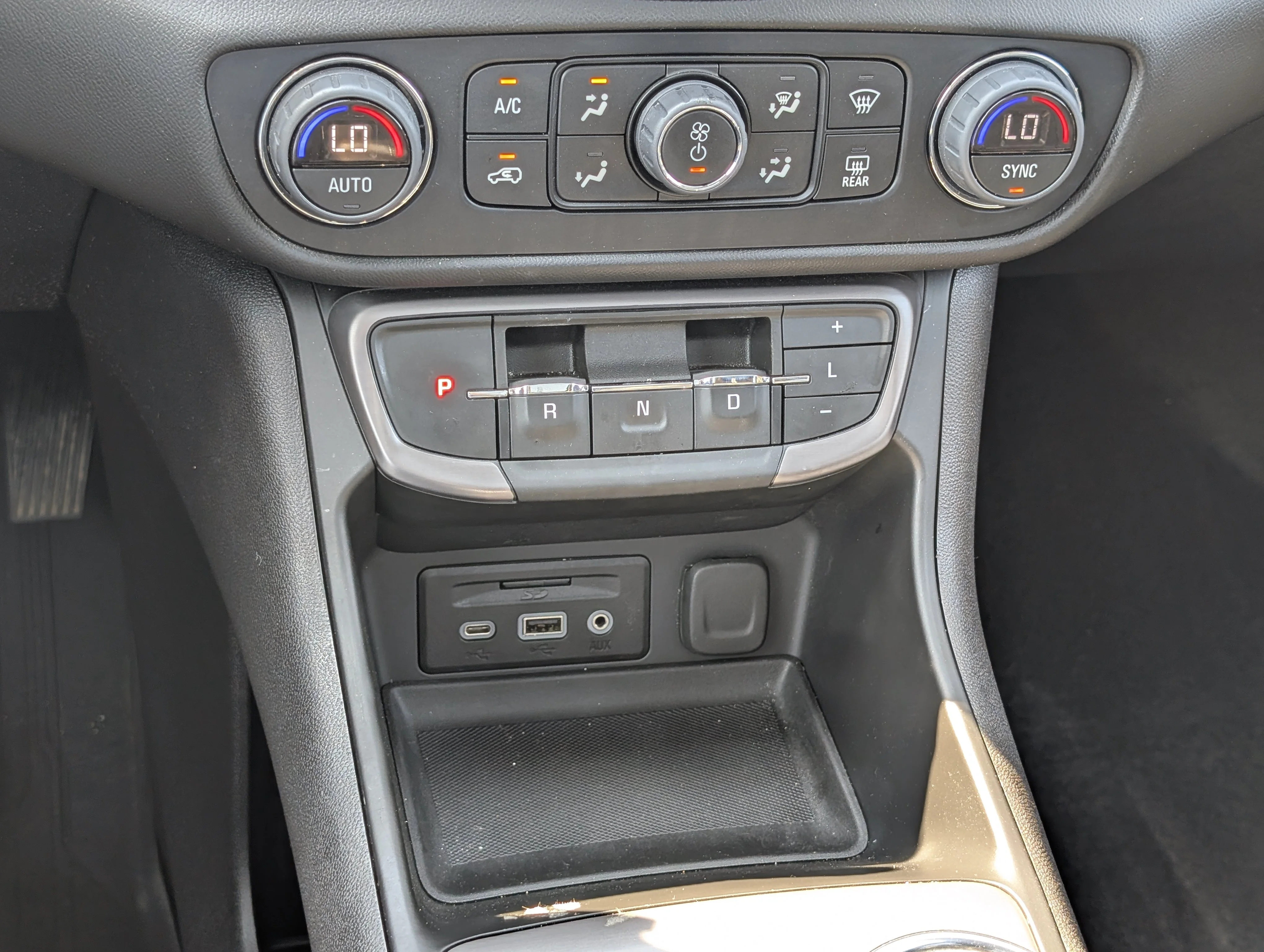 Used 2024 Summit White GMC AT4 image 33