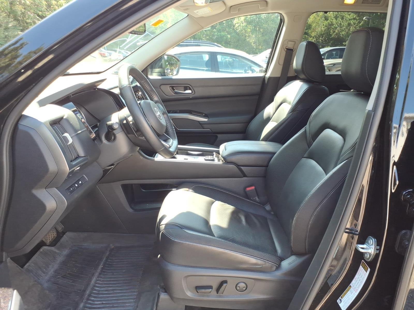 Used 2022 Super Black Nissan SL image 5
