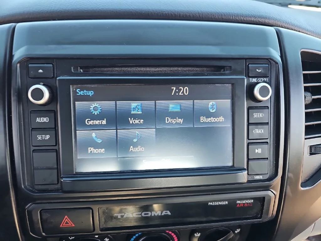 Used 2015 White Toyota Base image 21