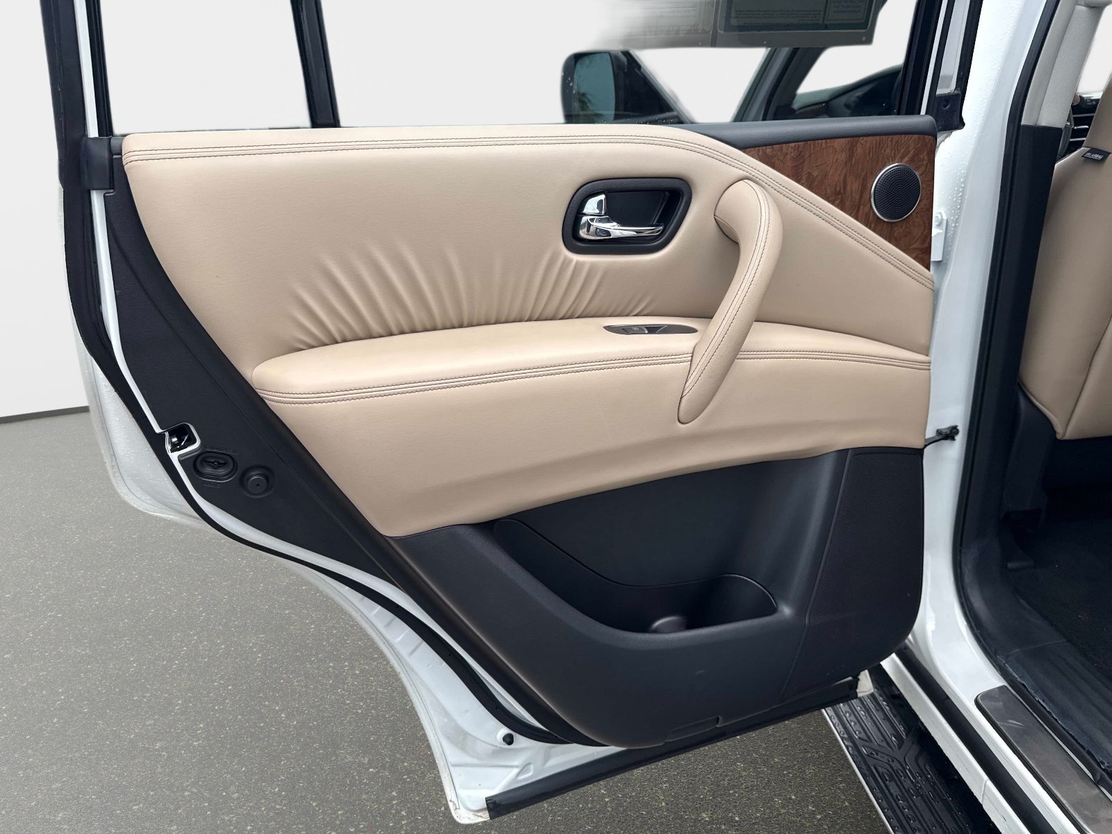 Used 2022 Aspen White TriCoat Pearl Nissan SL image 10