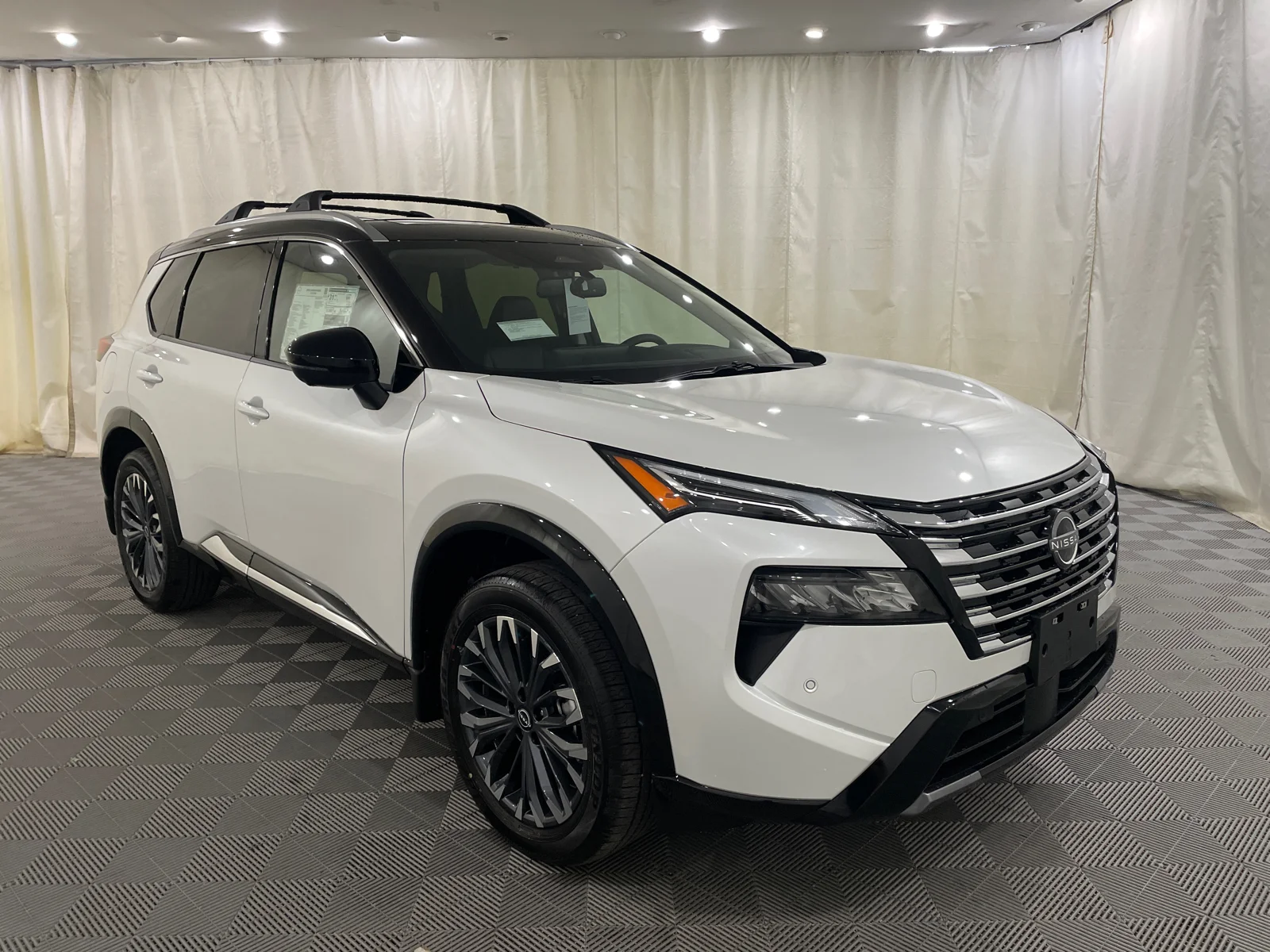 New 2026 Everest White Pearl/Super Black Nissan Platinum image 3