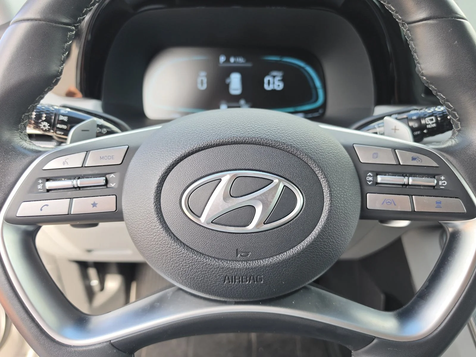 Used 2025 Silver Hyundai SEL image 33