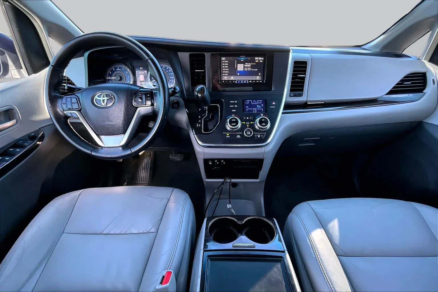 Used 2017 Silver Sky Metallic Toyota XLE Auto Access Seat image 14